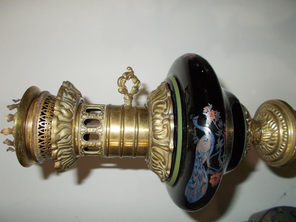 Ancienne lampe a p&eacute;trole en c&eacute;ramique d&eacute;cor&eacute;e 