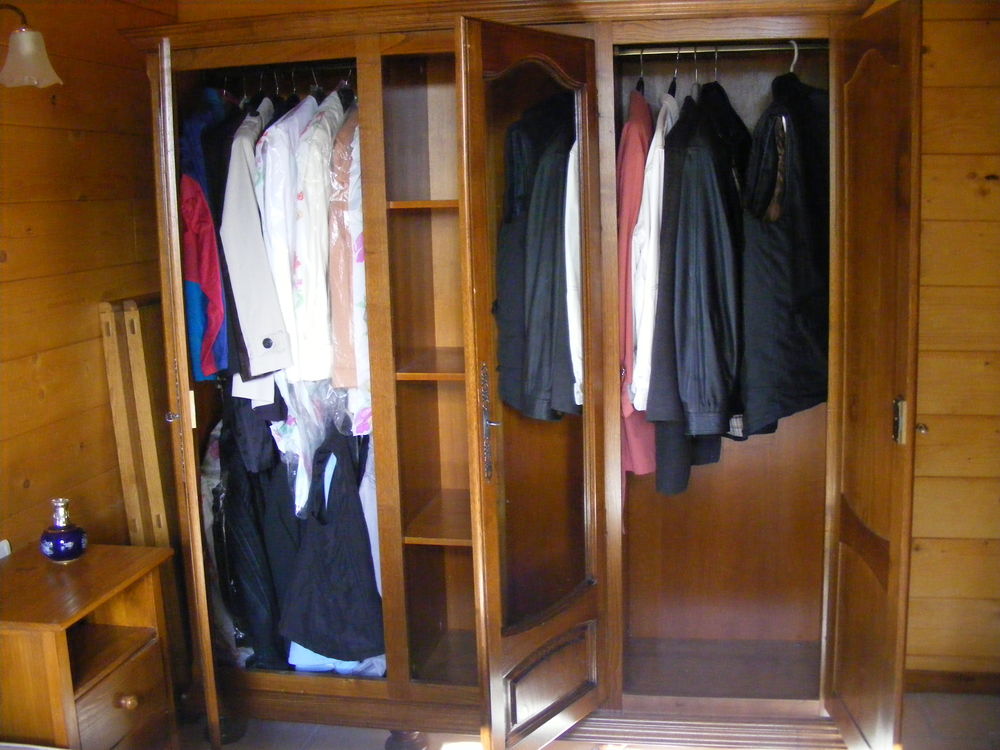 Armoire 3 portes, ch&ecirc;ne massif chevill&eacute; coll&eacute; . avec glace Meubles