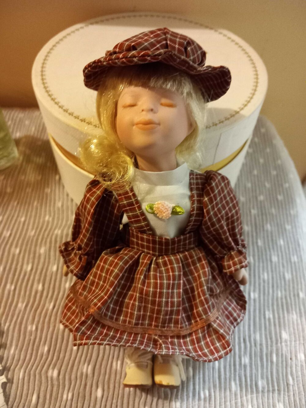 poup&eacute;e en porcelaine de collection 