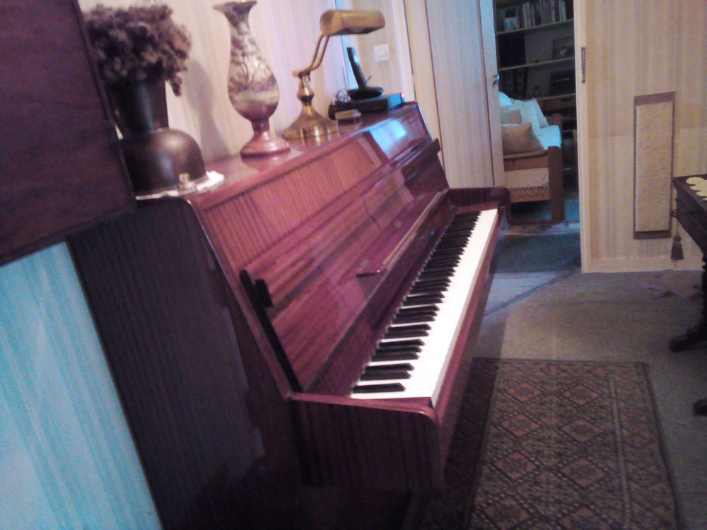 Piano droit HUPFFEL , tr&egrave;s bon &eacute;tat. A saisir sur place. Instruments de musique