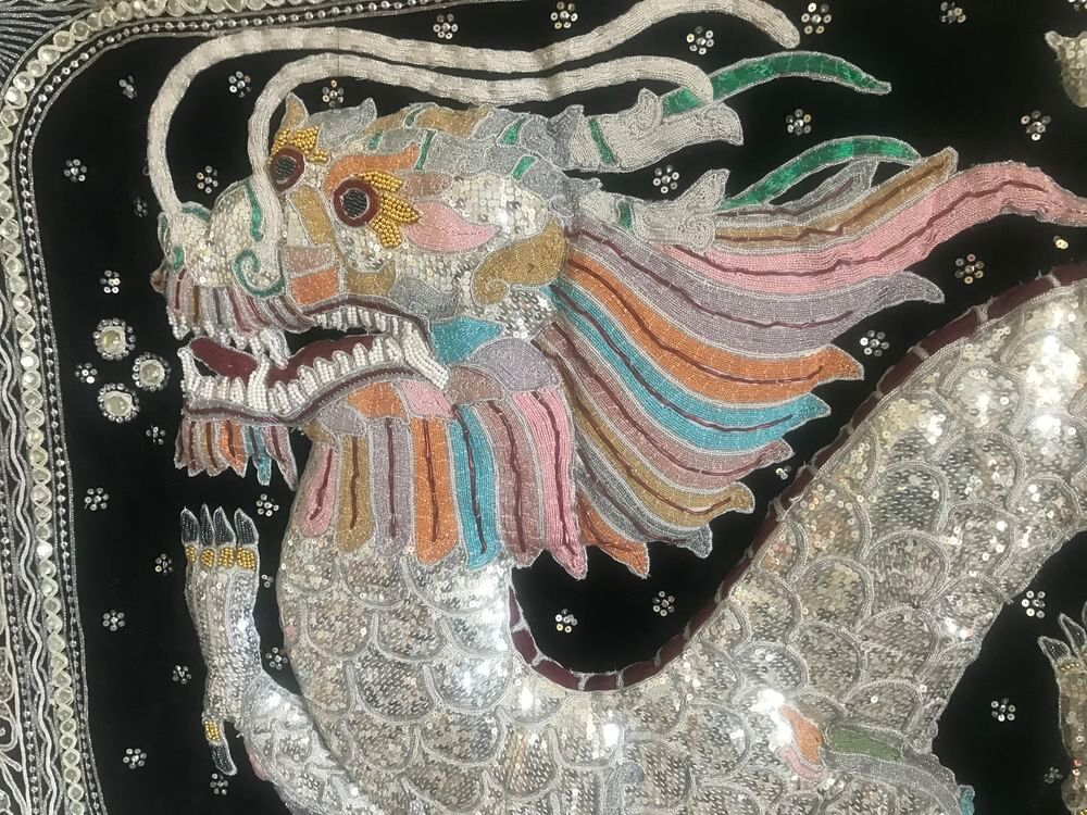 Grande tenture Kalaga Birmanie brod&eacute;e main perles Décoration