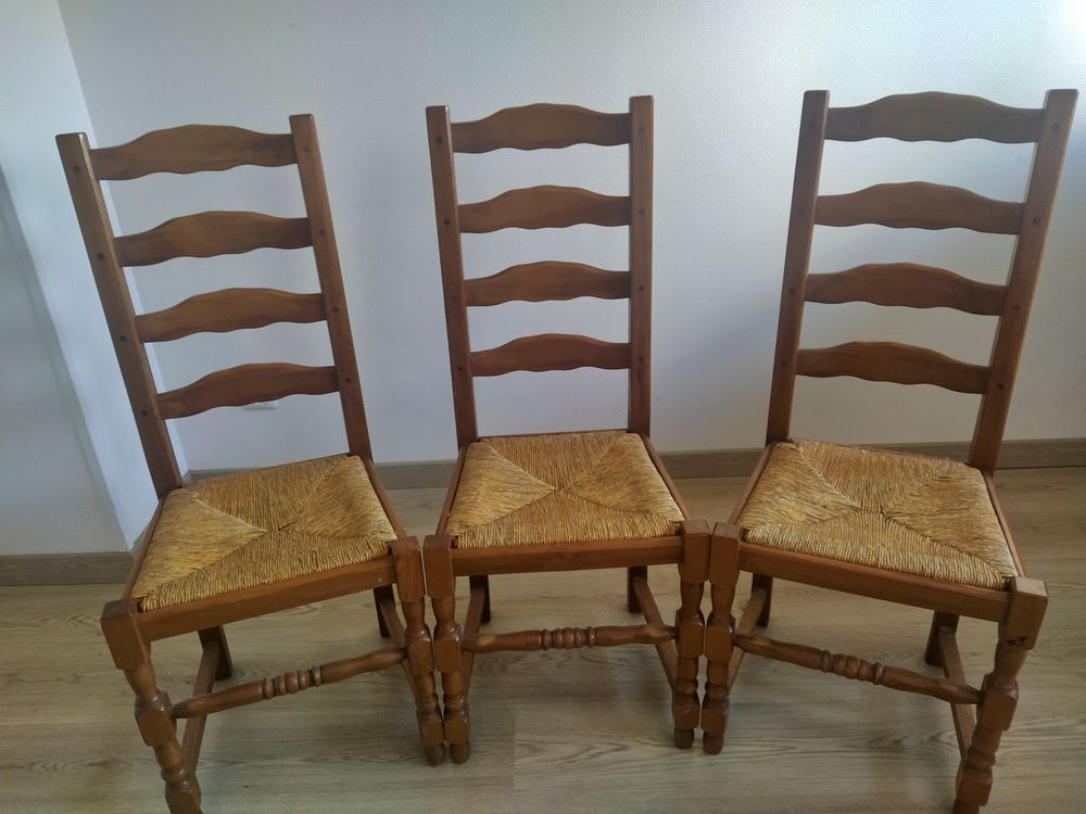 3 Chaises hautes en bois et paille ? bon &eacute;tat + Table ronde Meubles