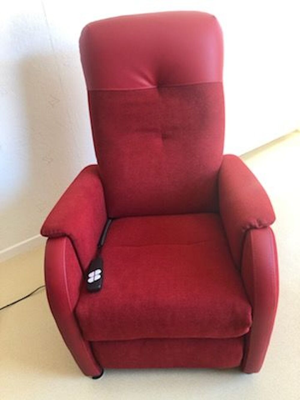 Fauteuil releveur &eacute;lectrique rouge du 7/10/2021 Meubles