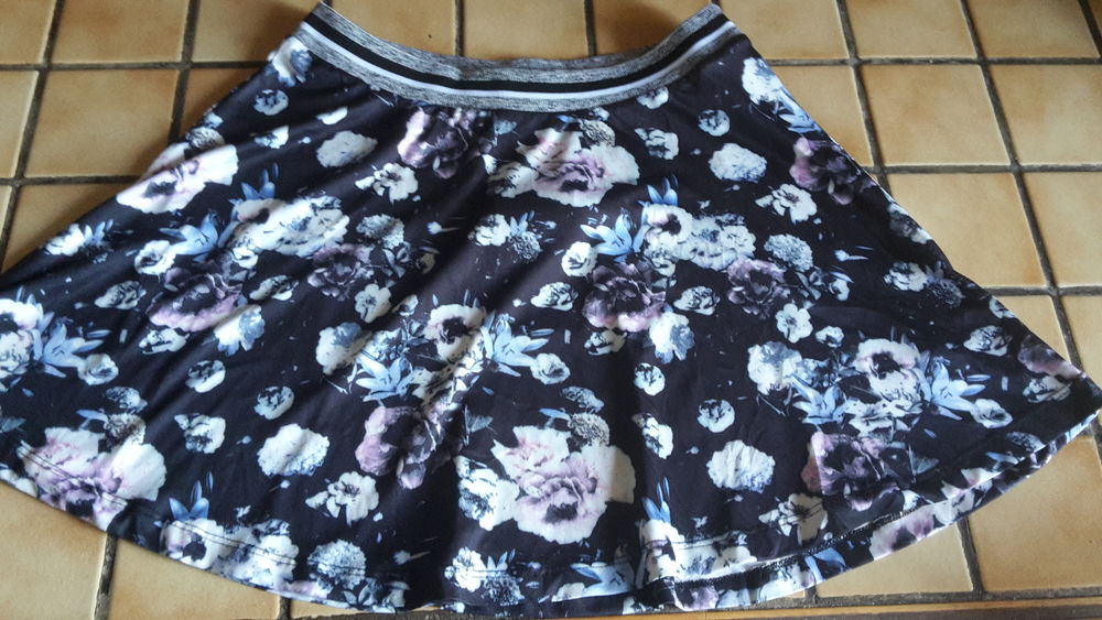 Jupe courte motif floral noir/bleu et rose pastel Vtements