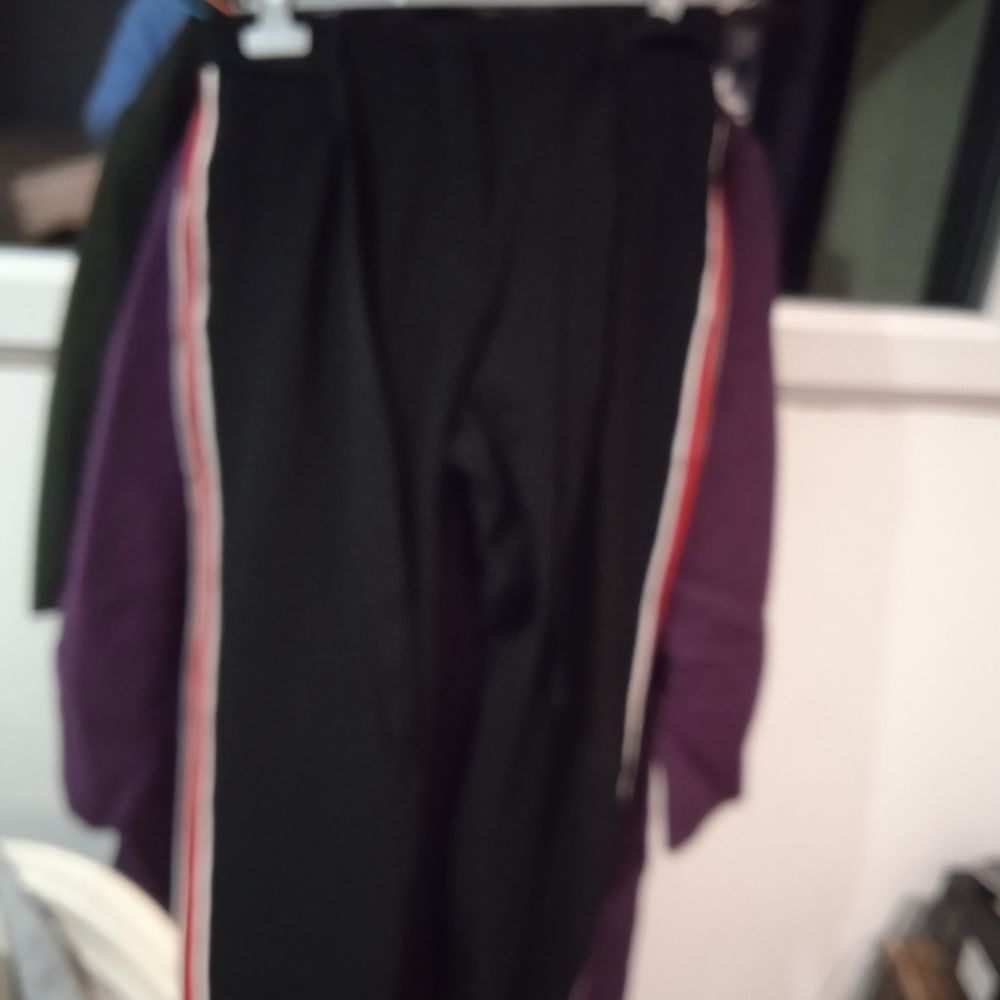 Pantalon noir liser&eacute; rouge taille elastique hauteur de jambe Vêtements