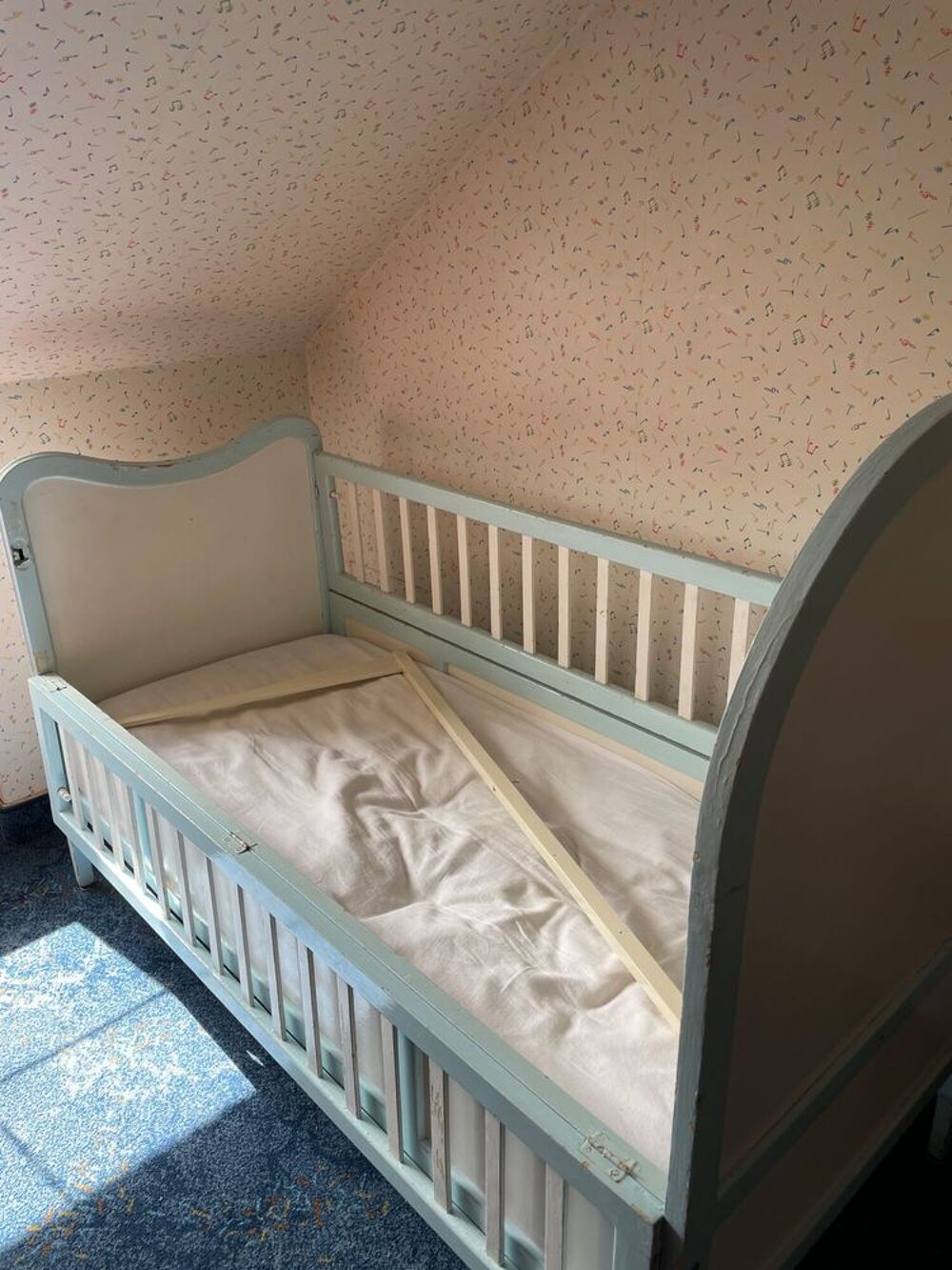 Lit de b&eacute;b&eacute; romantique en bois avec literie Mobilier enfants