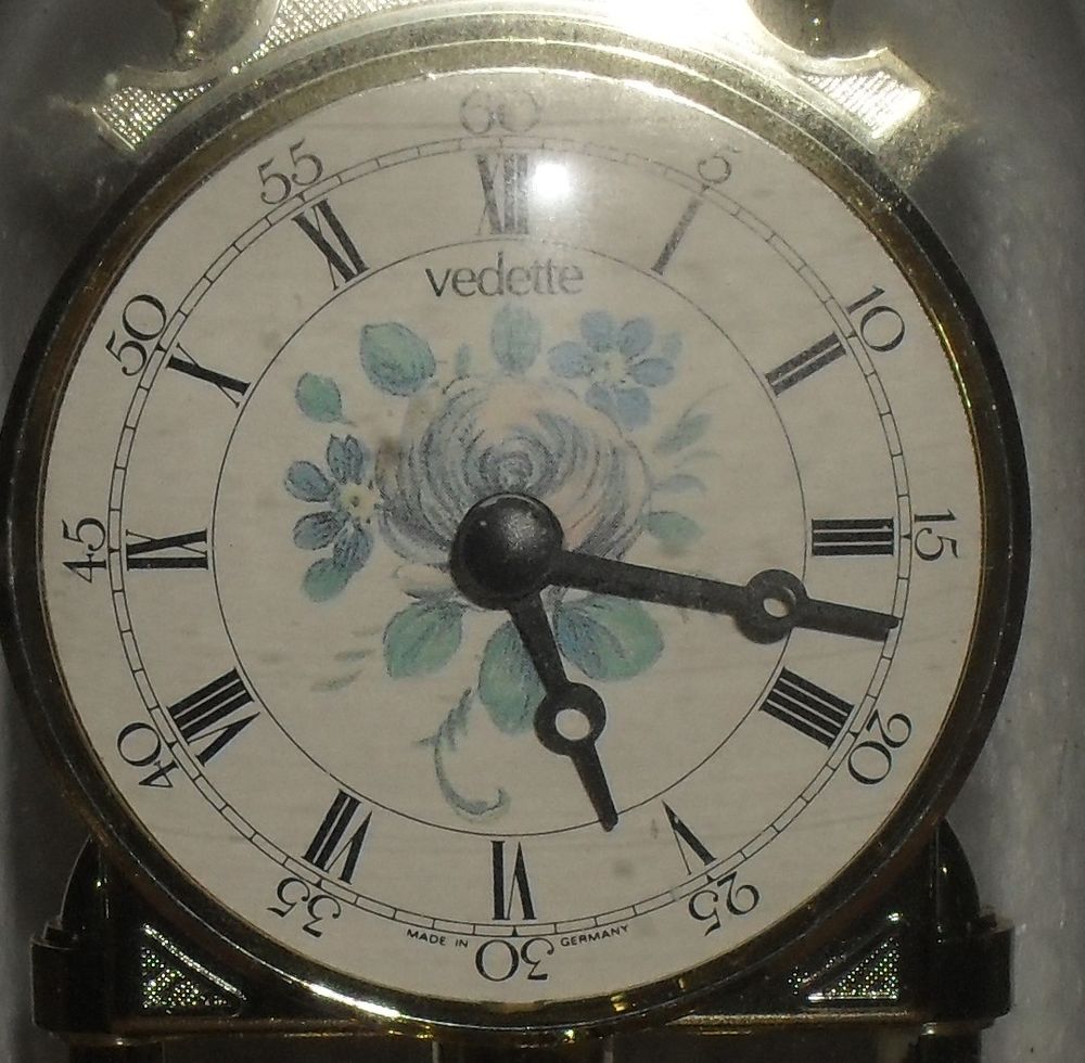 Pendulette dor&eacute;e sous cloche 
Marque Vedette Dcoration