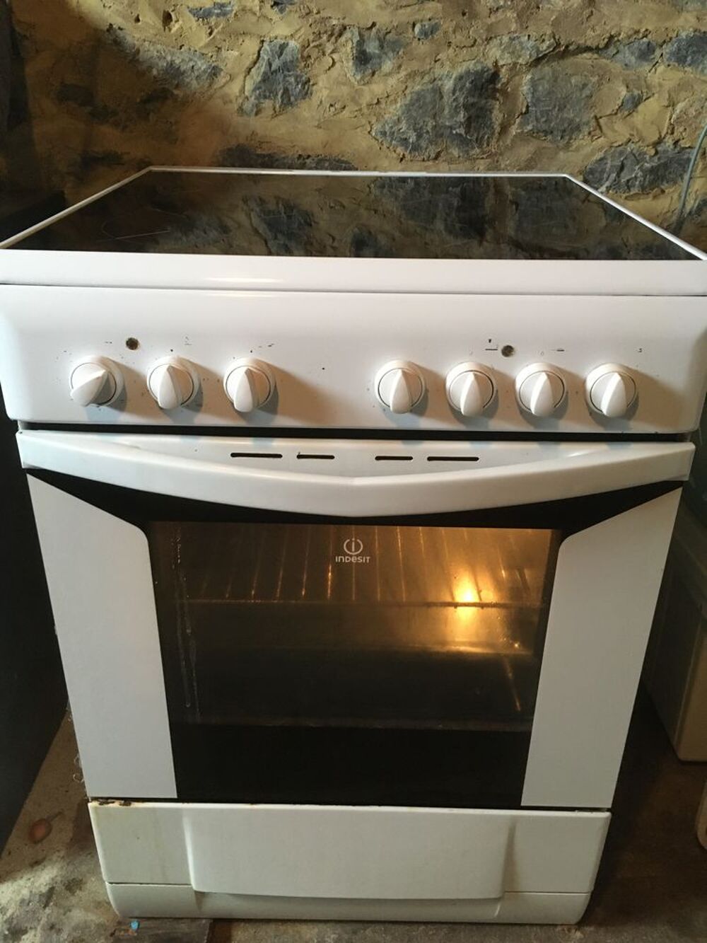 CUISINIERE PLAQUE VITRO CERAMIQUE ET FOUR INDESIT Electroménager