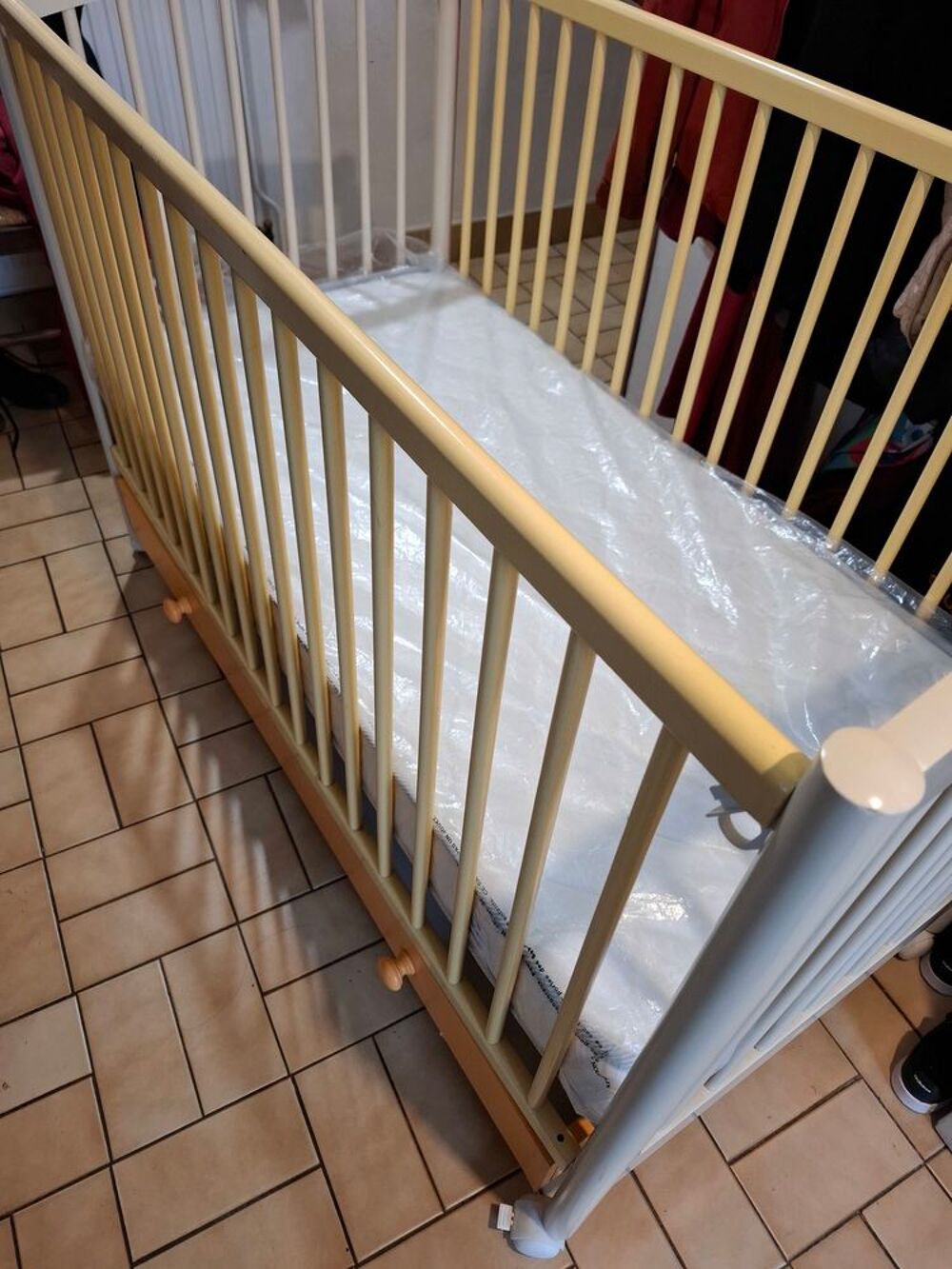 LIT B&eacute;b&eacute; 125 cm long excellent &eacute;tat avec MATELAS NEUF +draps Mobilier enfants