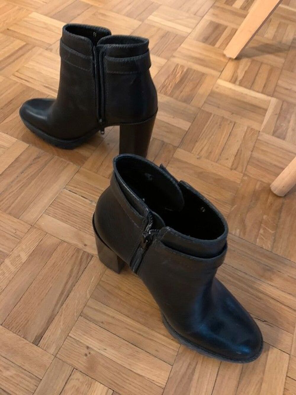 Paire de bottines en cuir noir - San Marina Chaussures