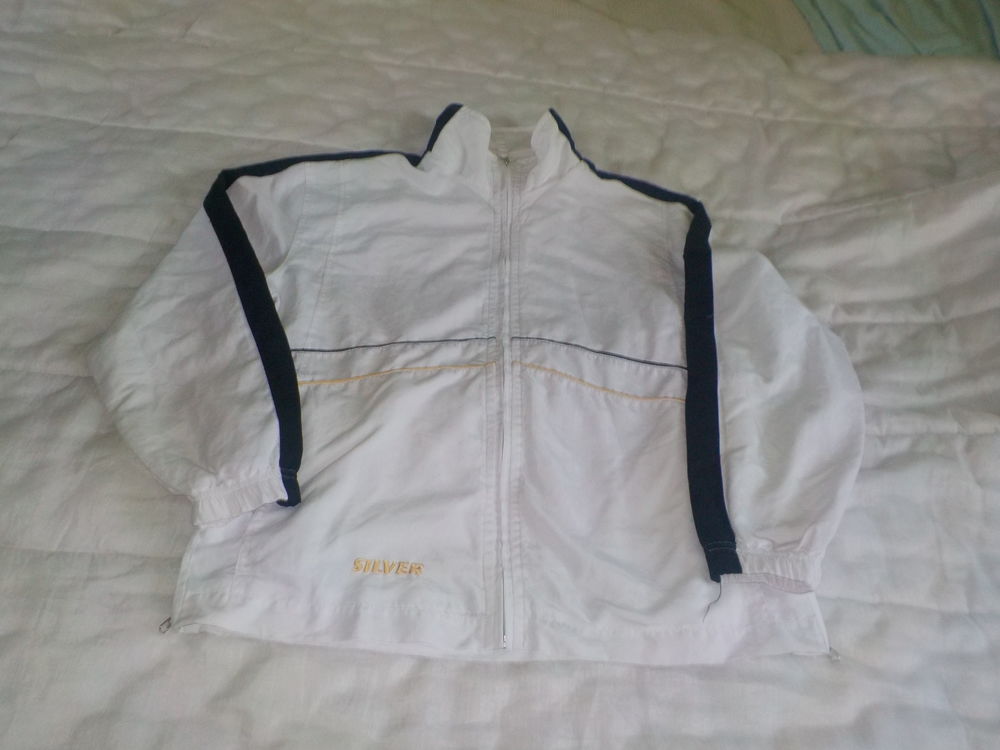 Veste de jogging 
Vêtements