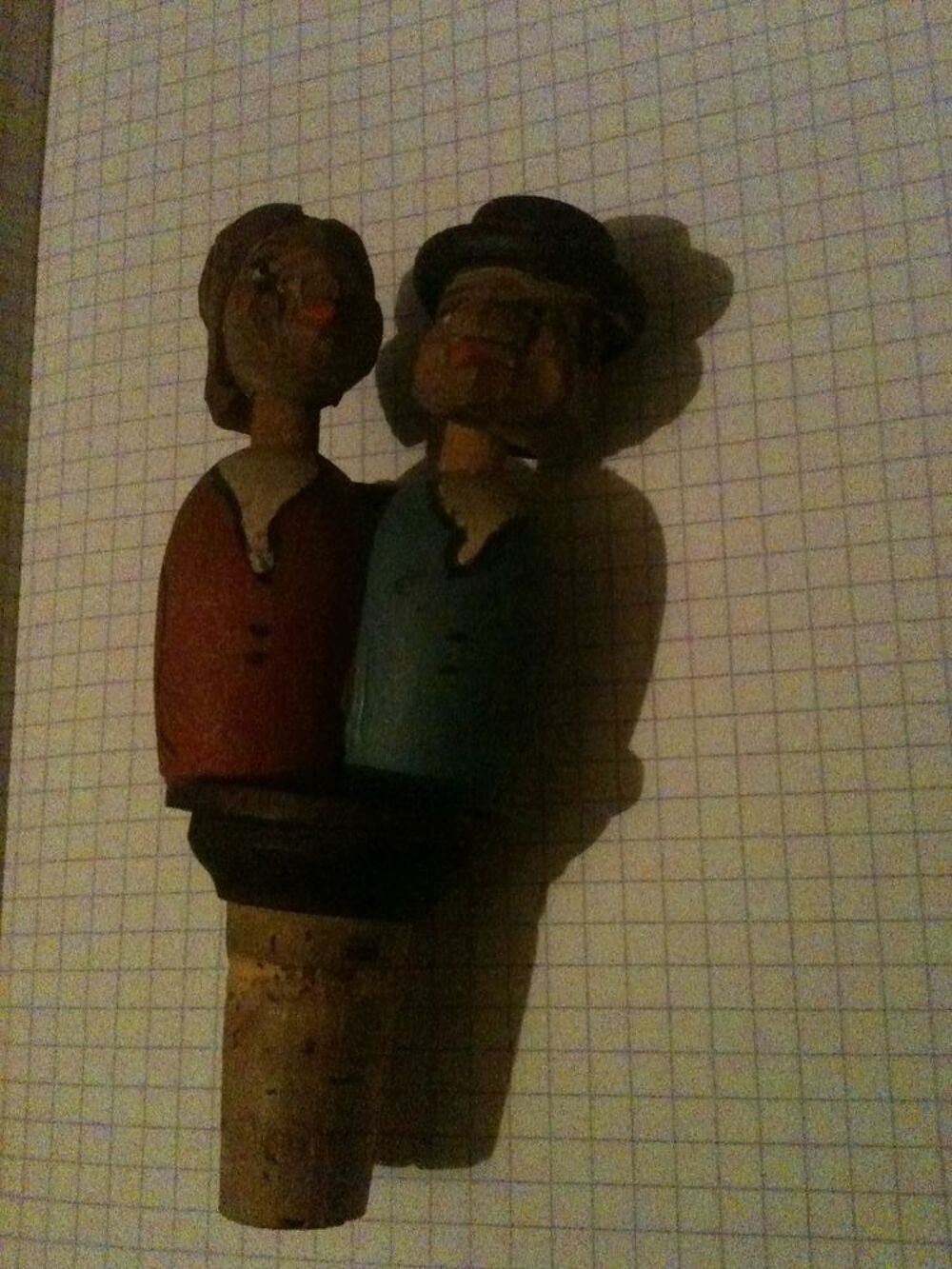 Joli bouchon sculpt&eacute; bois, couple personnages peints main Dcoration