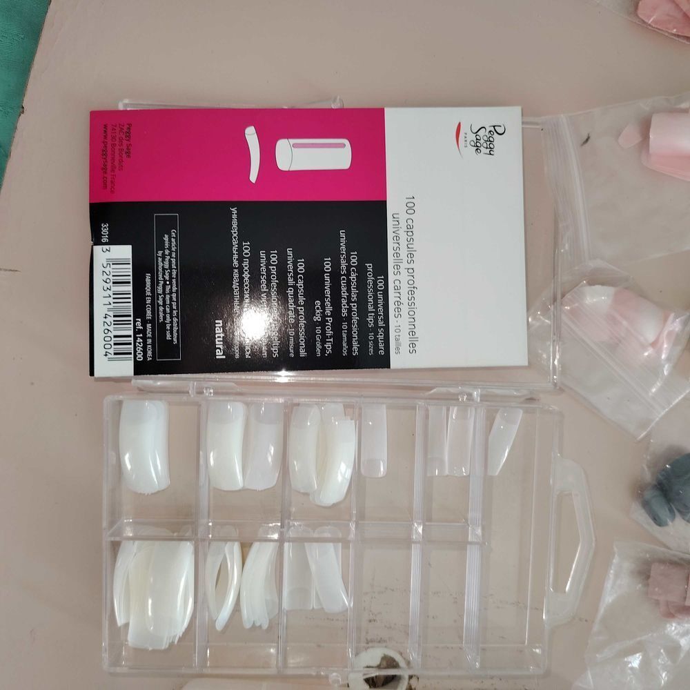 LOT DE FAUX ONGLES Bijoux et montres