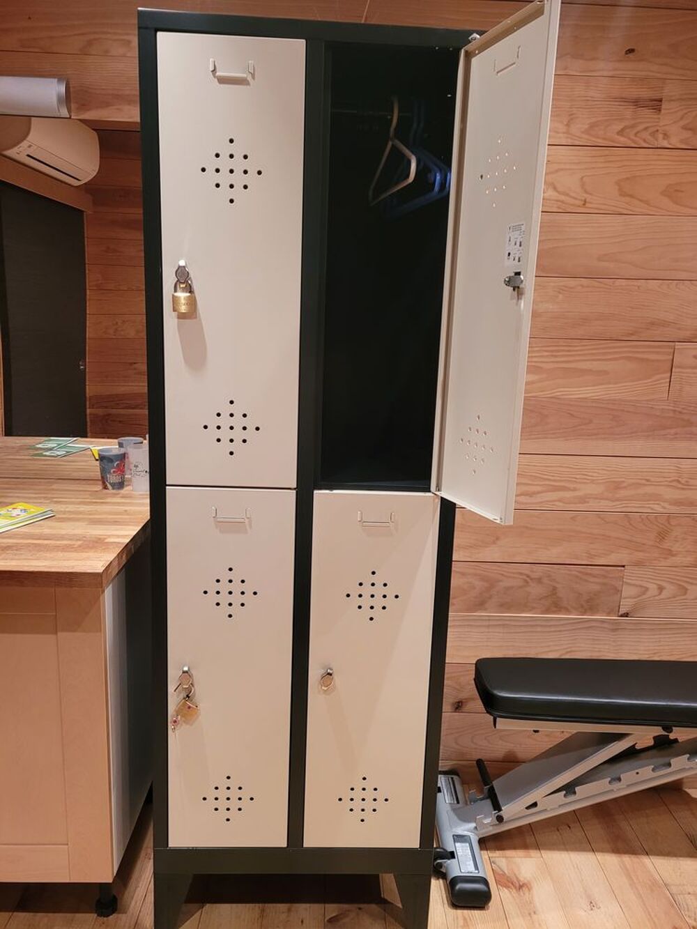 Vestiaire &agrave; 4 casiers Meubles