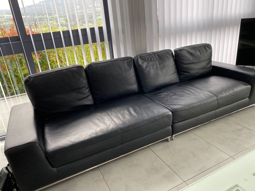 2 canap&eacute;s cuir noir en bon &eacute;tat de 3,20m de longueur.
Meubles