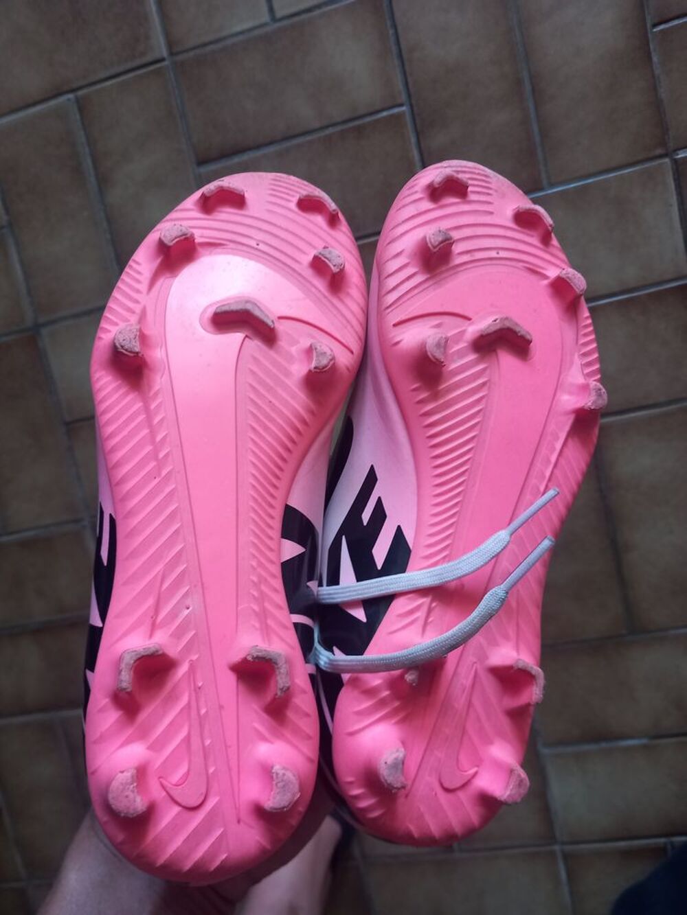 Chaussures &agrave; crampons Nike rose et blanc Sports