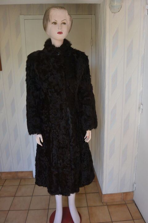 Manteau de fourrure en astrakan - Taille  40 Neuf
400 Gargenville (78)