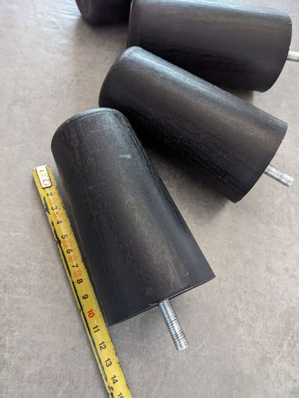 4 pieds de meuble lit ou autre + ou - 11 cm en parfait &eacute;tat. Bricolage