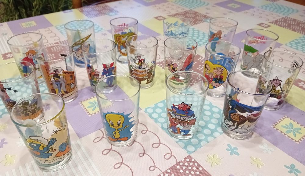 Anciens verres de diff&eacute;rents d&eacute;cors de dessins anim&eacute;s Cuisine