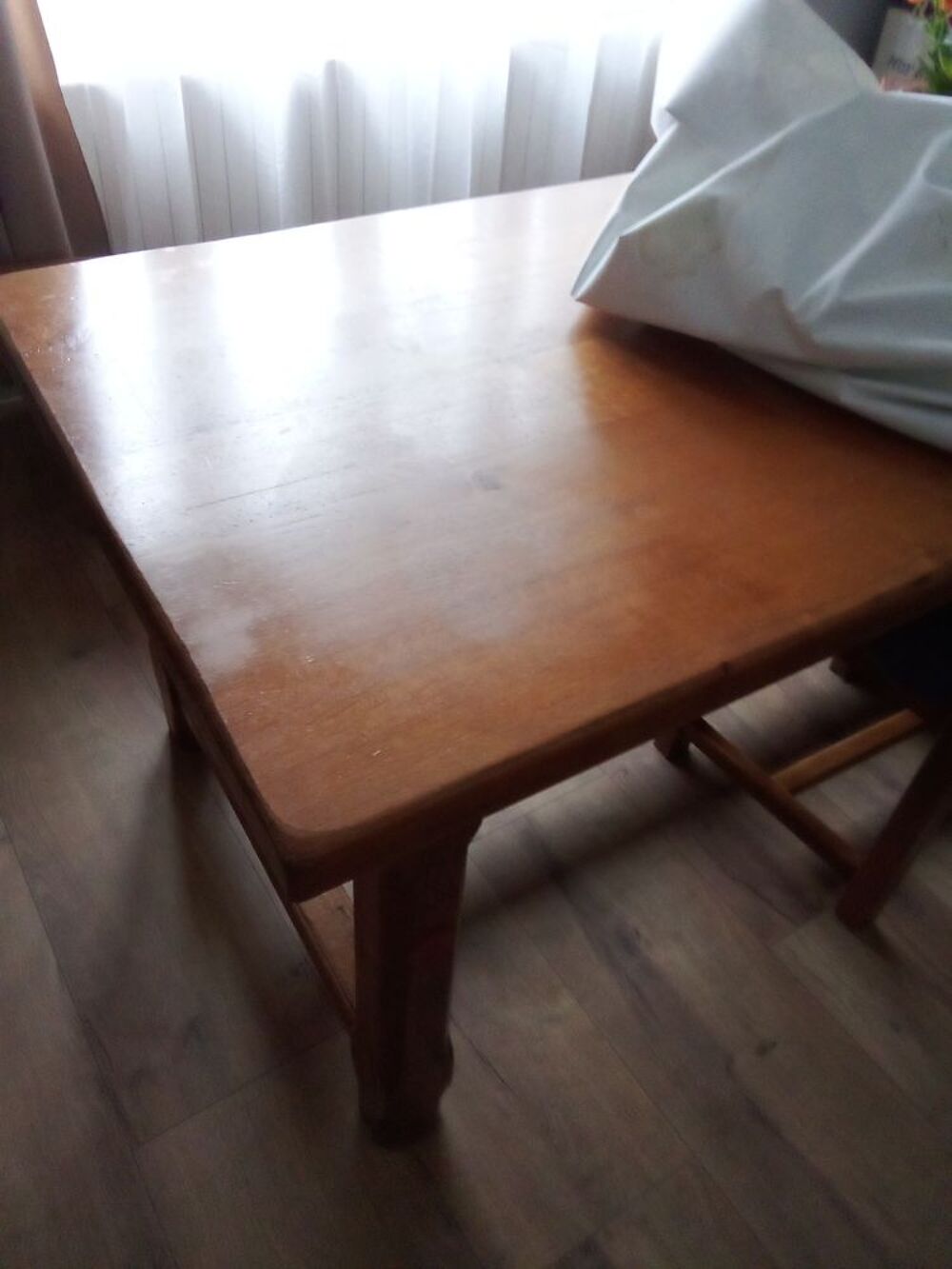 Table et chaises + banc Meubles