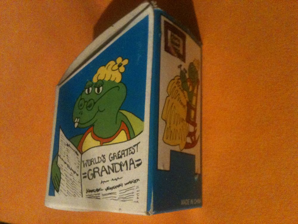 Petite chouette ou hibou en train de lire son journal 