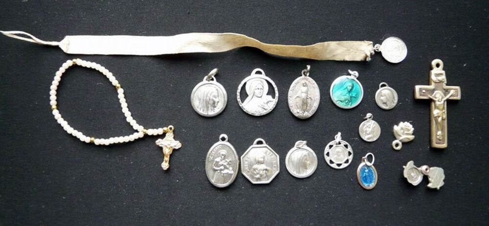Lot de 16 M&eacute;dailles diverses et Pendentifs religieux - Vinta Bijoux et montres