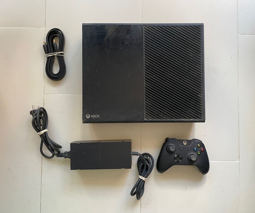 Console Microsoft Xbox one noire 1&egrave;re g&eacute;n&eacute;ration + 40 jeux Consoles et jeux vidéos