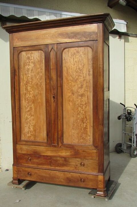 Grande armoire lingre en noyer et loupe, Louis Philippe 800 Castres (81)