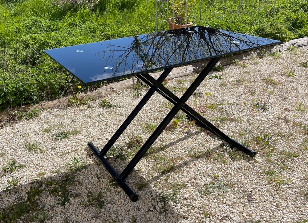 canap&eacute; cuir noir, table, fauteuils, machine &agrave; coudre Meubles