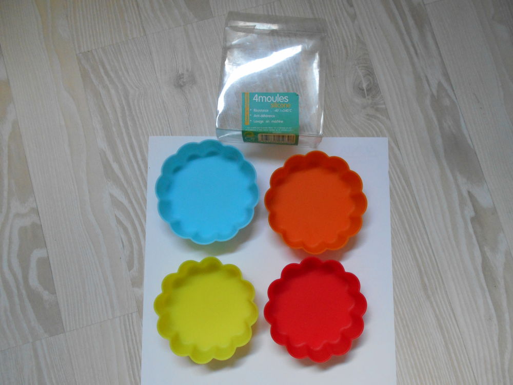 4 petits moules en silicone neuf Cuisine