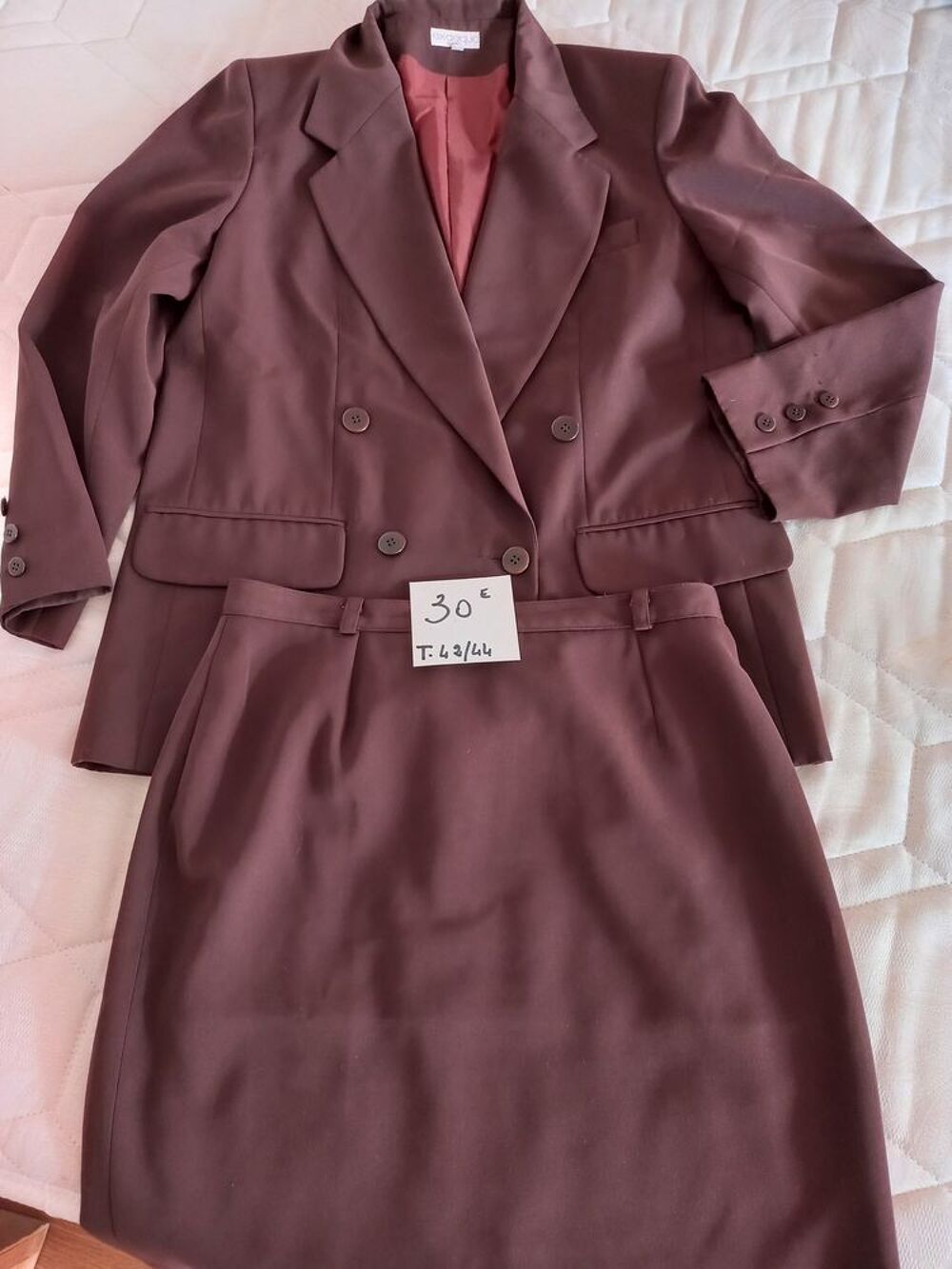 V&ecirc;tements femmes
Taille 40/42 Vêtements