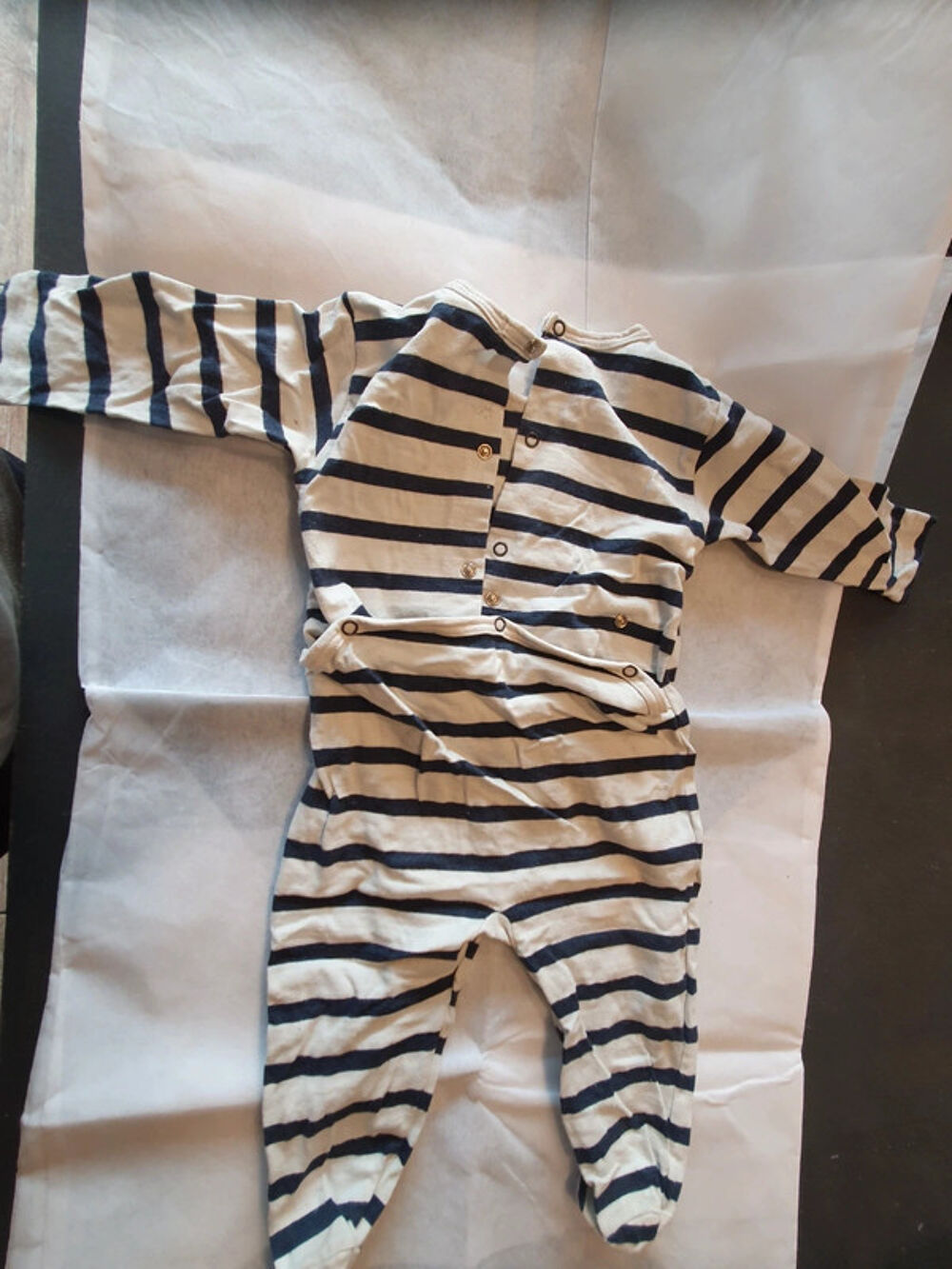 Grenouillere raye 
12 mois Vêtements enfants