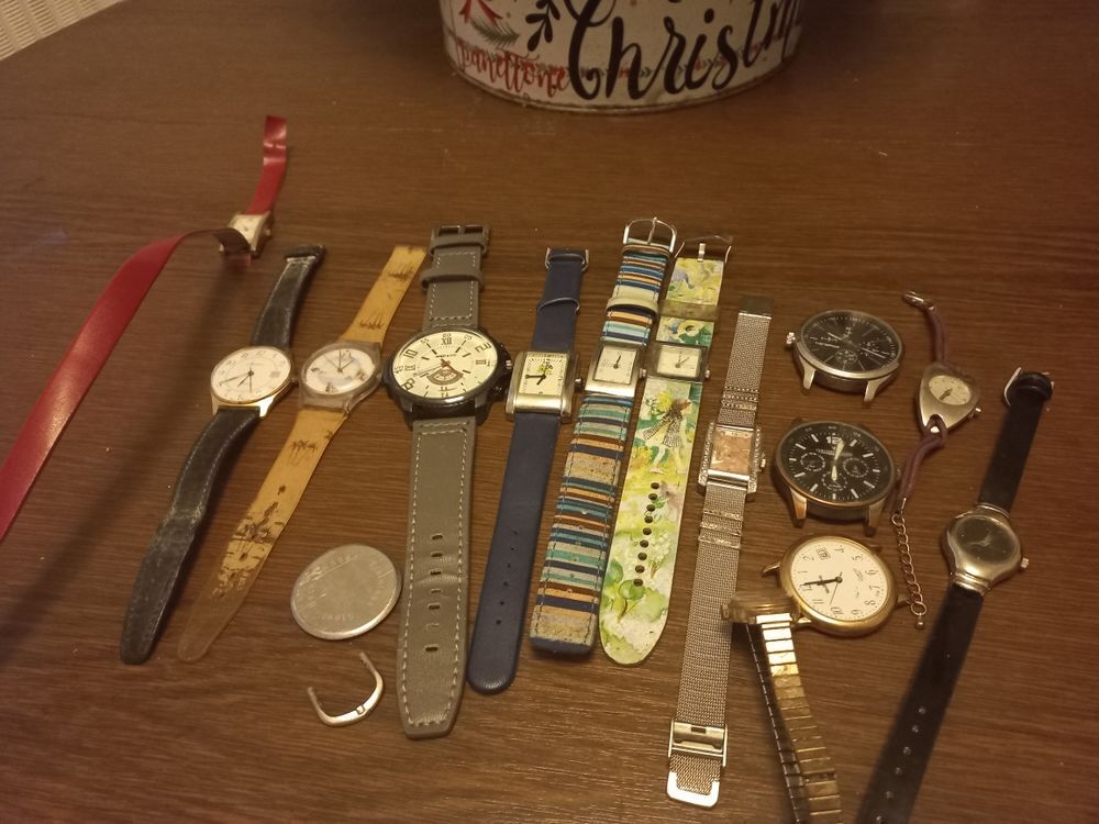 LOT 15 MONTRES pou pieces d&eacute;tach&eacute;es Bijoux et montres