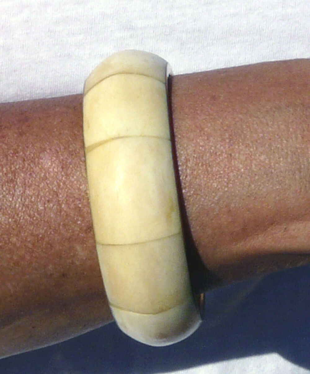 Bracelet couleur Ivoire en Os ou mati&egrave;re Naturelle lourd et Bijoux et montres