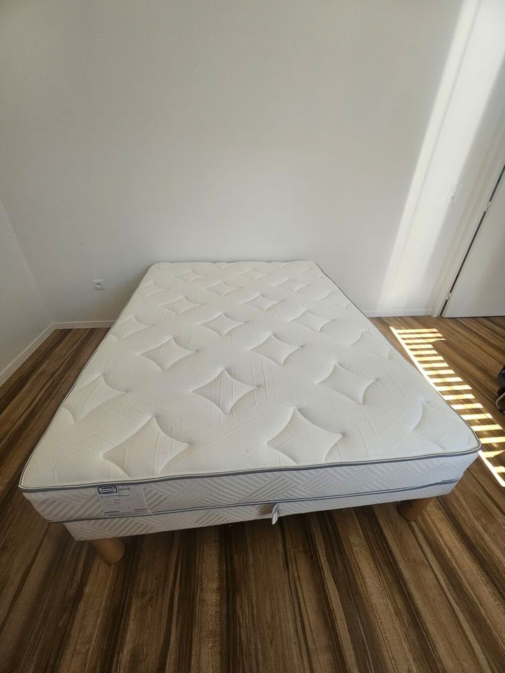Lit double - sommier sur pieds et matelas Meubles