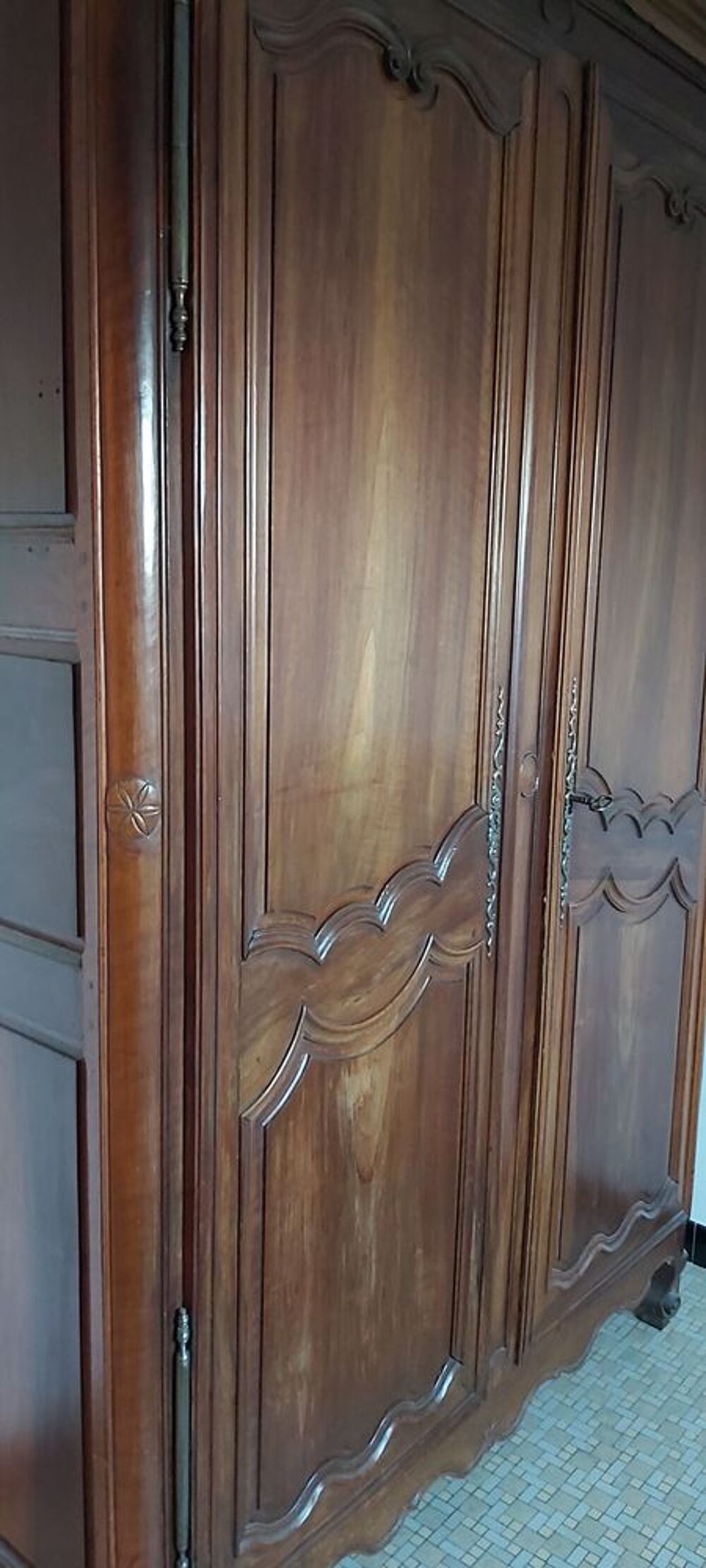 Grande armoire en noyer Ancienne Meubles