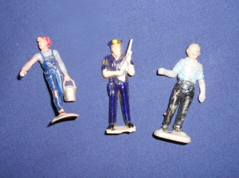 Lot de 4 figurines plastique, anciennes 6 Ervy-le-Chtel (10)