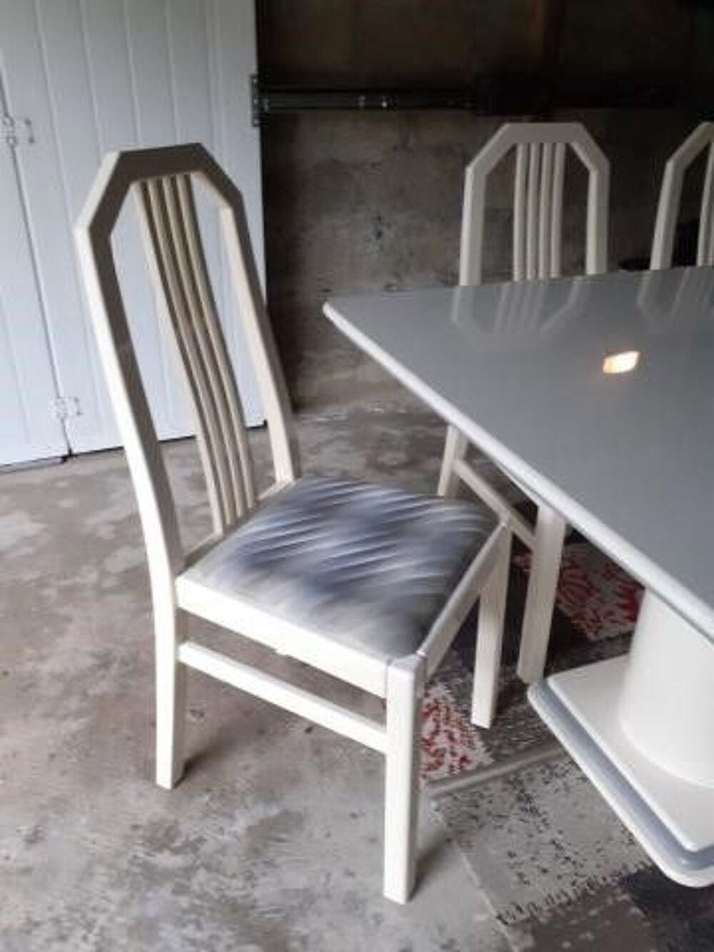 Table 8 personnes et 6 chaises - peut vendre s&eacute;par&eacute;ment Meubles