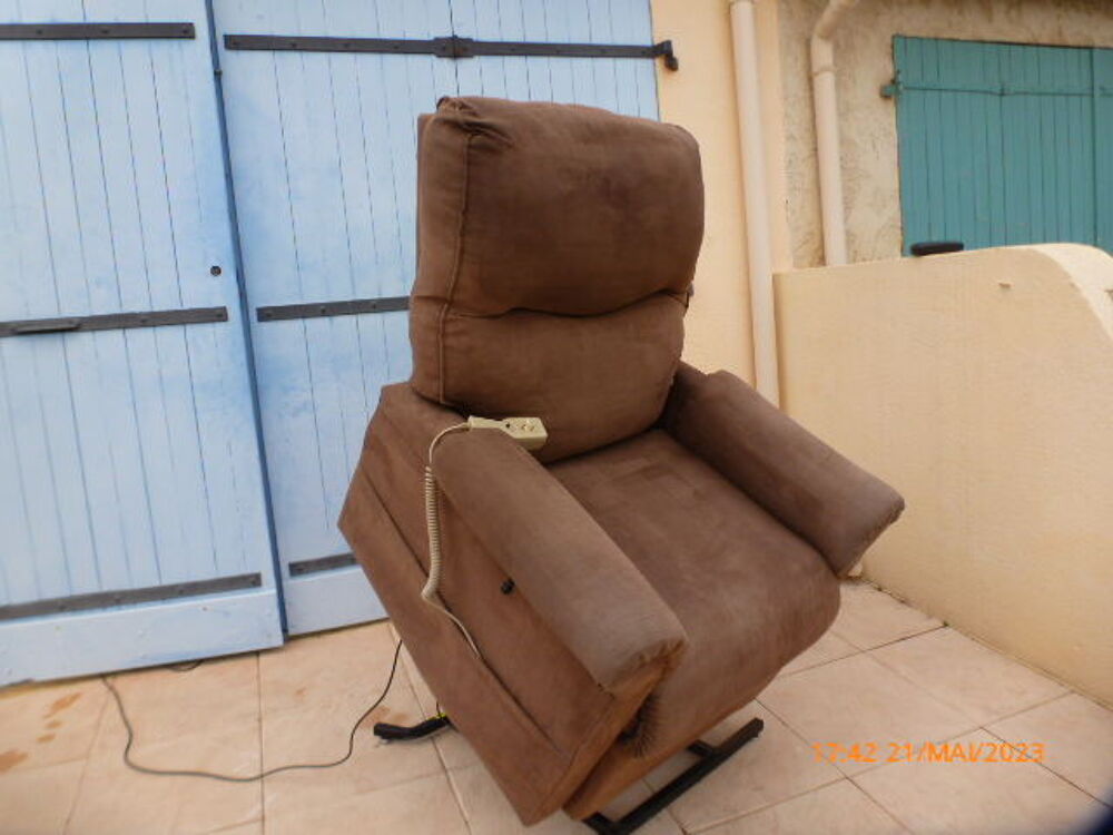 Fauteuil m&eacute;dical de repos multi-position et relevable. Meubles