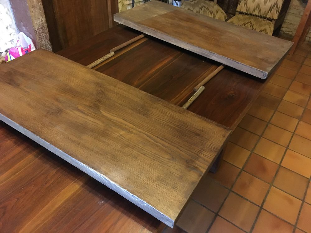table noyer massif avec deux rallonges. Meubles