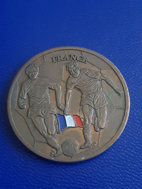 médaille football avec drapeau en couleur 4 Prats-de-Mollo-la-Preste (66)