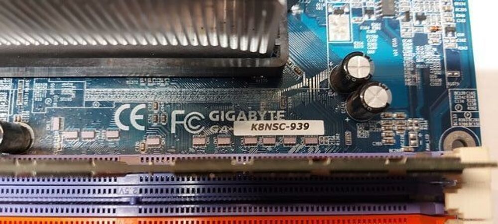 C. M&egrave;re GIGABYTE K8NSC-939 + AMD Athlon 3000+ &agrave; 1,8 G + M&eacute;m. Matériel informatique