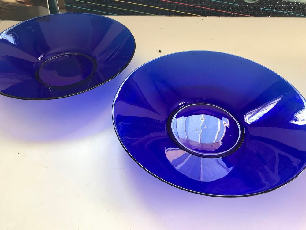 2 GRANDS PLATS CREUX EN VERRE BLEU 33 CM DE DIAM&Egrave;TRE Décoration