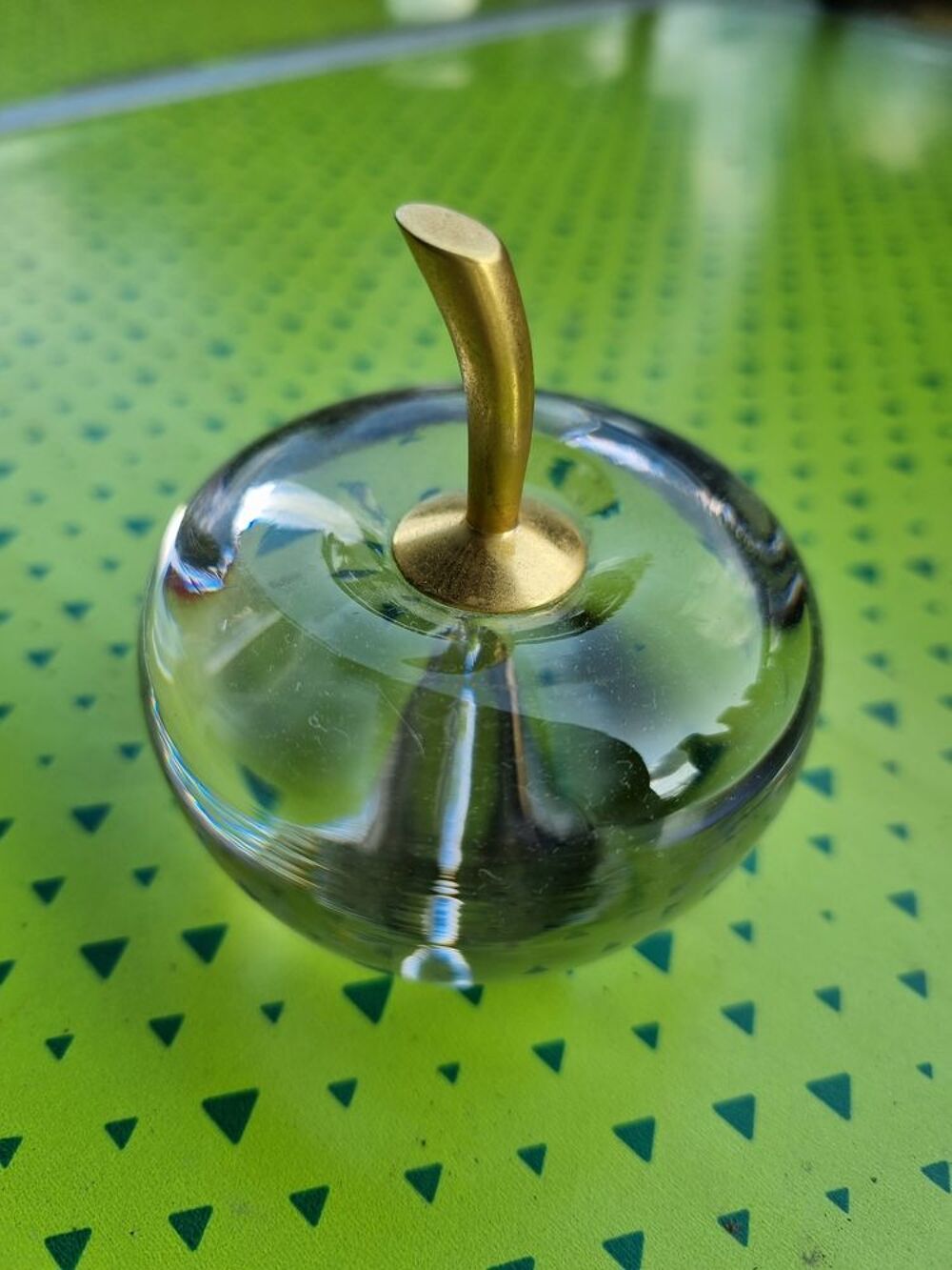 Pomme en cristal avec tige plaqu&eacute;e or Décoration