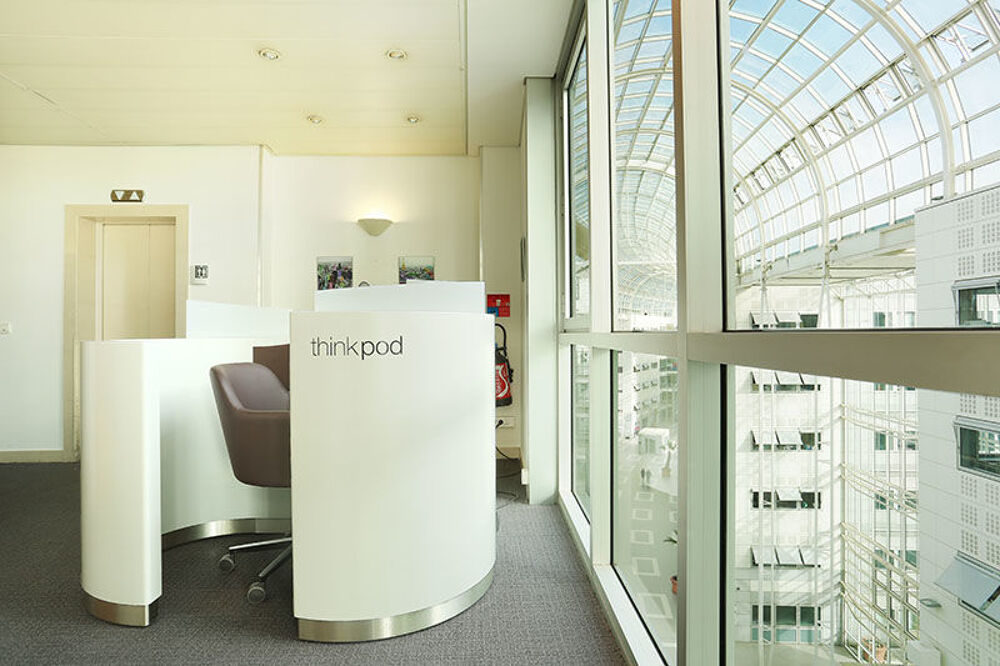   Basculez vers un espace de bureau ouvert prêt à l'emploi pour 15 personnes à Paris Roissy Airport HQ Tremblay-en-france