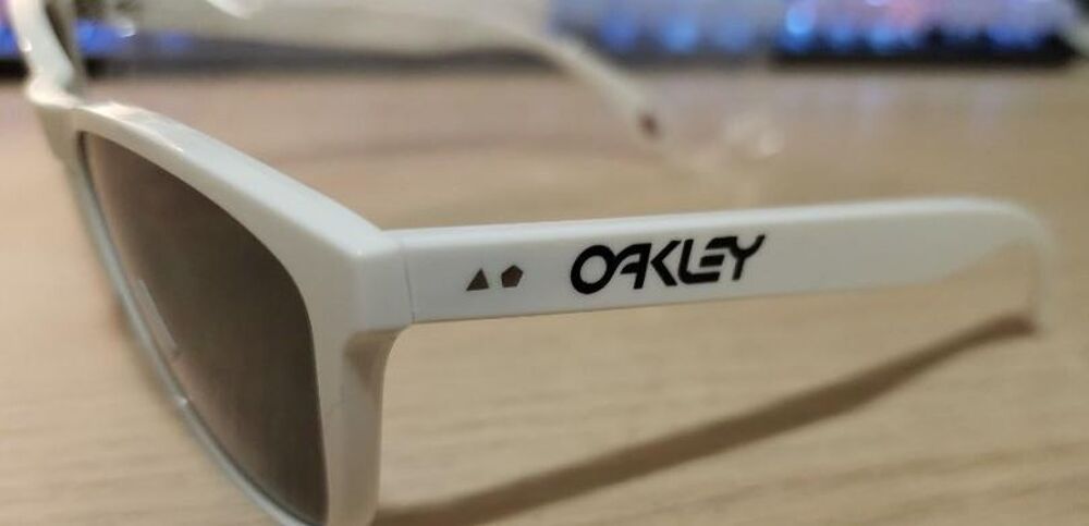 LUNETTES OAKLEY
Maroquinerie