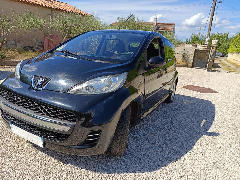 107 1.0e 12V 68ch BLUE LION 2-Tronic Black & Silver 2010 occasion Saint-Maximin-la-Sainte-Baume