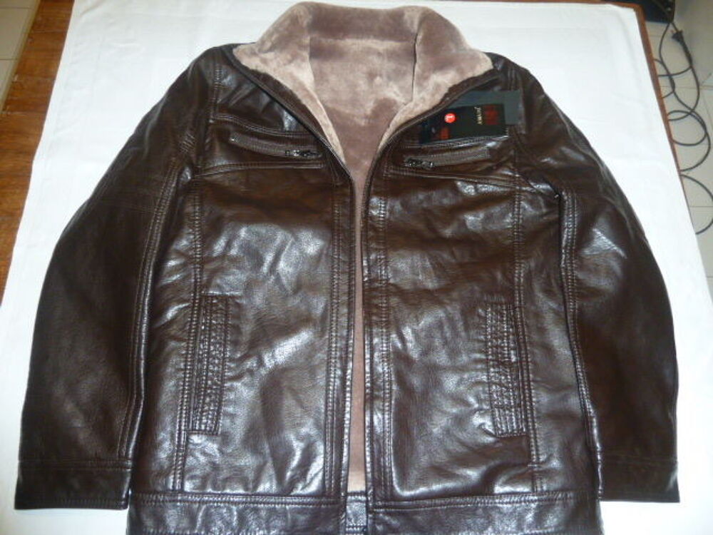 VESTE EN CUIR V&Eacute;RITABLE NEUVE AVEC &Eacute;TIQUETTE
Vtements