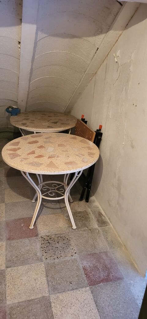 2 tables rondes en pierre mosaque avec pieds en Fer Forg 80 Trouillas (66)