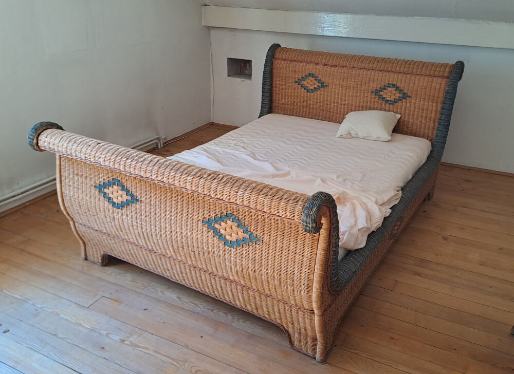 Lit bateau complet + Commode et table en rotin Vintage Meubles
